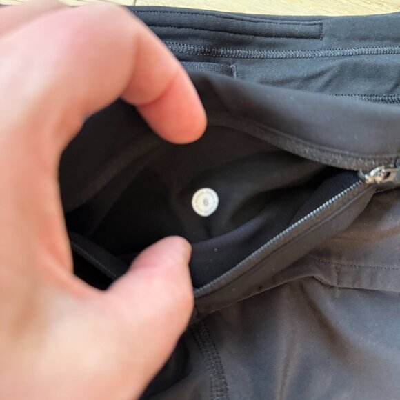 Lululemon Speed Up Low-Rise Lined Short 2.5" in Black, Size 6 - Picture 5 of 8